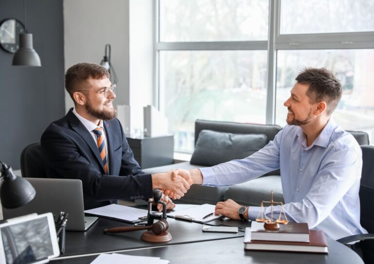 Read more about the article צעד ראשון בקריירה המשפטית – כל מה שצריך לדעת על התמחות עריכת דין